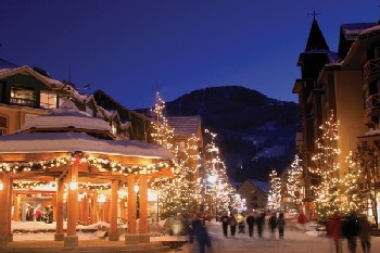 クリスマスイルミネーションが美しいウィスラービレッジ